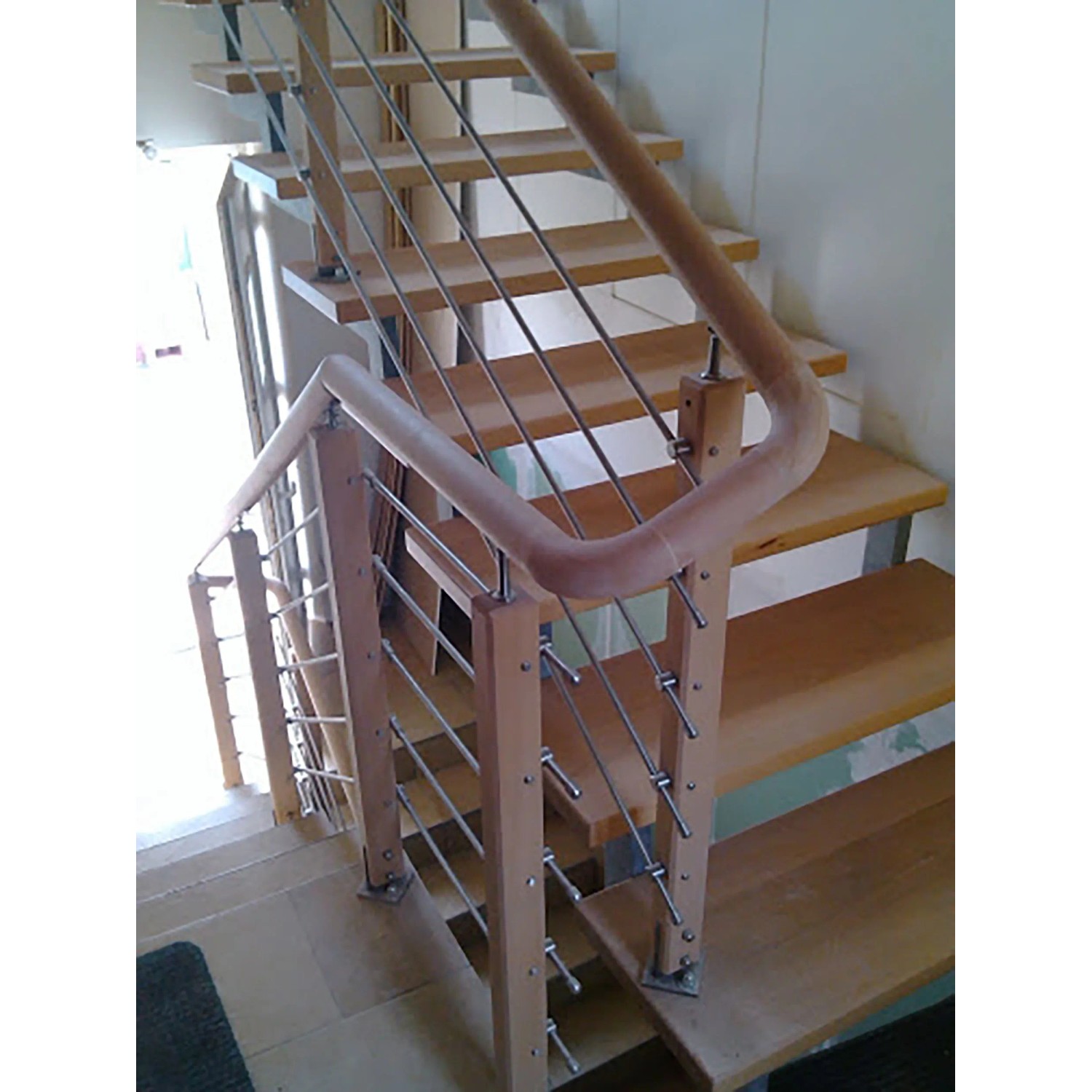 Handlauf-Bogen Buche 90° auf Treppe, Zubehör inklusive.
