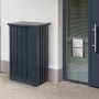 Floraworld Paketbox aus Stahl, abschließbar, anthrazit, vor einer Haustür.