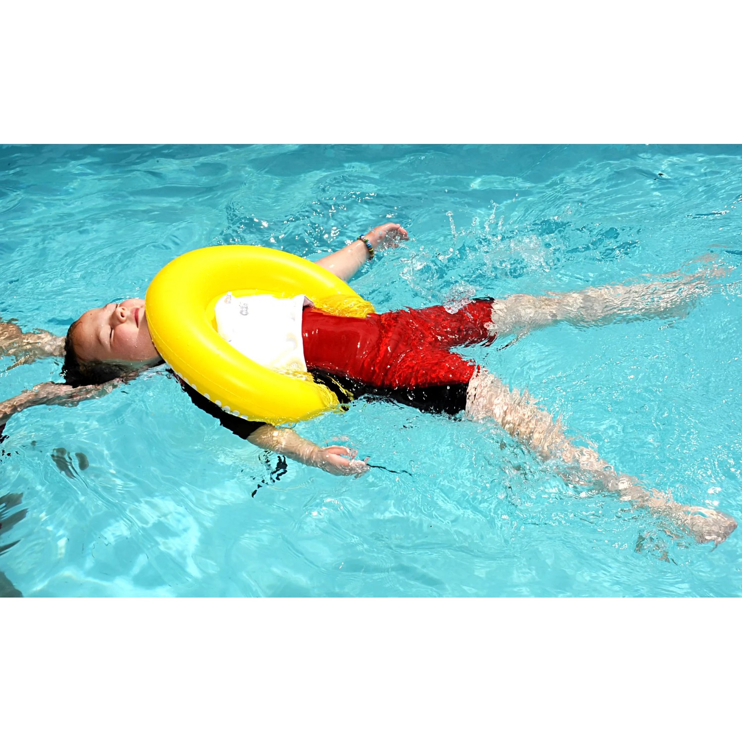 Kind mit gelbem Freds Swim Academy Schwimmreifen im Wasser. Schwimmhilfe für Kinder von 4-8 Jahren.