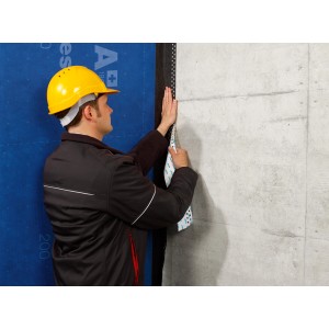 Anwendung von Siga Fentrim 2 Klebeband (50/85 mm) zur winddichten Abdichtung von Fensterrahmen.