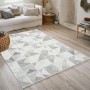 Grauer payé Teppich Royal 231 (160x230 cm) mit modernem Dreiecksmuster im Wohnzimmer.