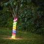 Buntes Eglo LED-Leuchtband Flatneonled (300 cm) um einen Baum gewickelt, für dekorative Außenbeleuchtung.