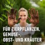 Frau mit schmutzigen Händen, geeignet für Zierpflanzen, Gemüse, Obst und Kräuter mit Compo Bio Universal-Erde.