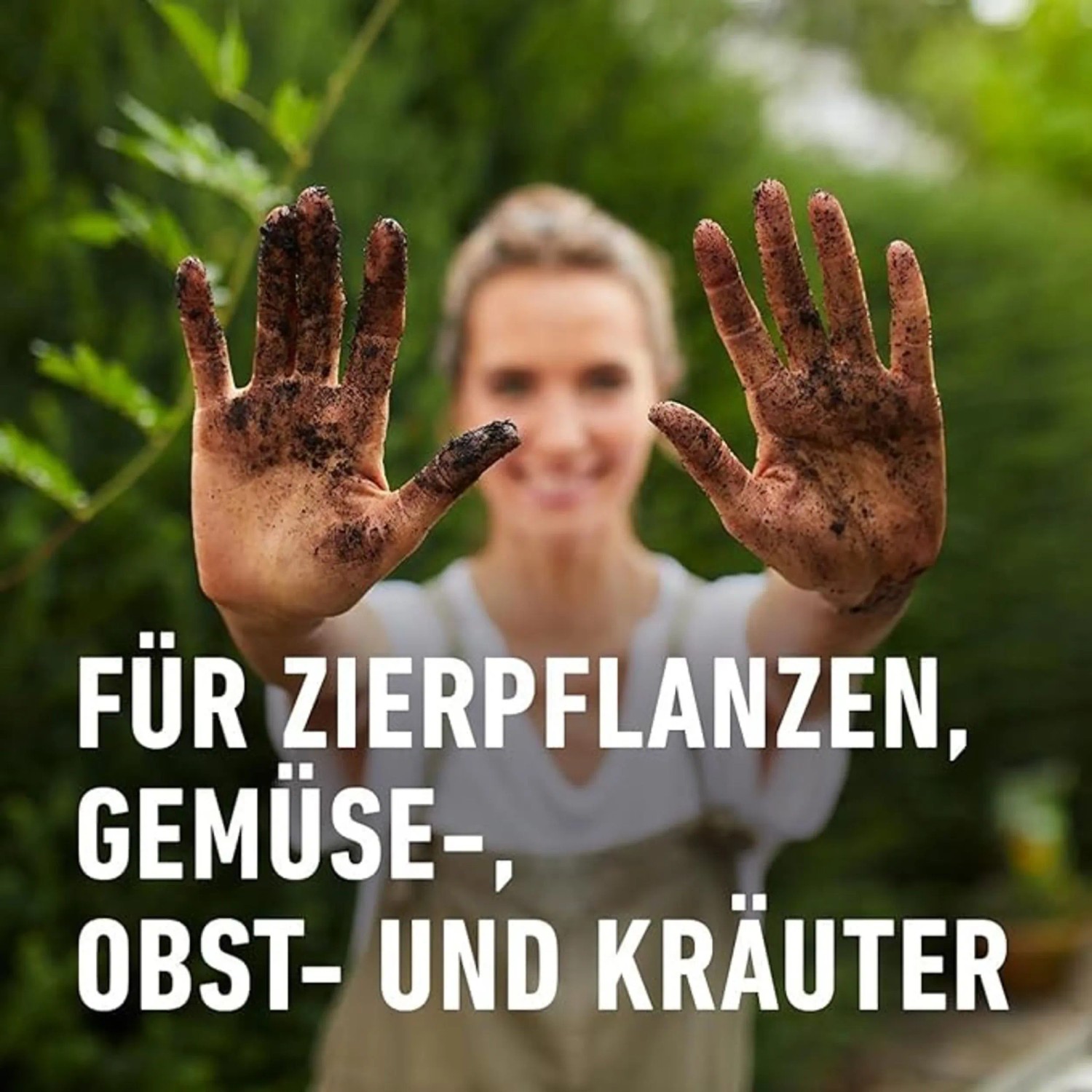 Frau mit schmutzigen Händen, geeignet für Zierpflanzen, Gemüse, Obst und Kräuter mit Compo Bio Universal-Erde.
