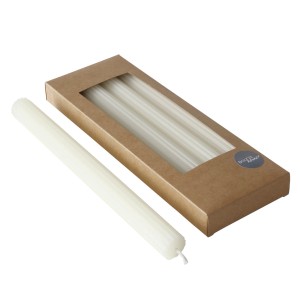 Boltze Stabkerzen-Set Classic, 4 weiße Kerzen (26 cm) in brauner Verpackung.