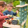 Kinder spielen mit der Smoby Matschküche Life Bunt im Garten, mit Zubehör und viel Spaß.