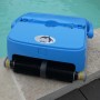 Blauer Akku-Poolroboter Orca 300 CL für die Reinigung von Poolboden, -wand und Wasserlinie.