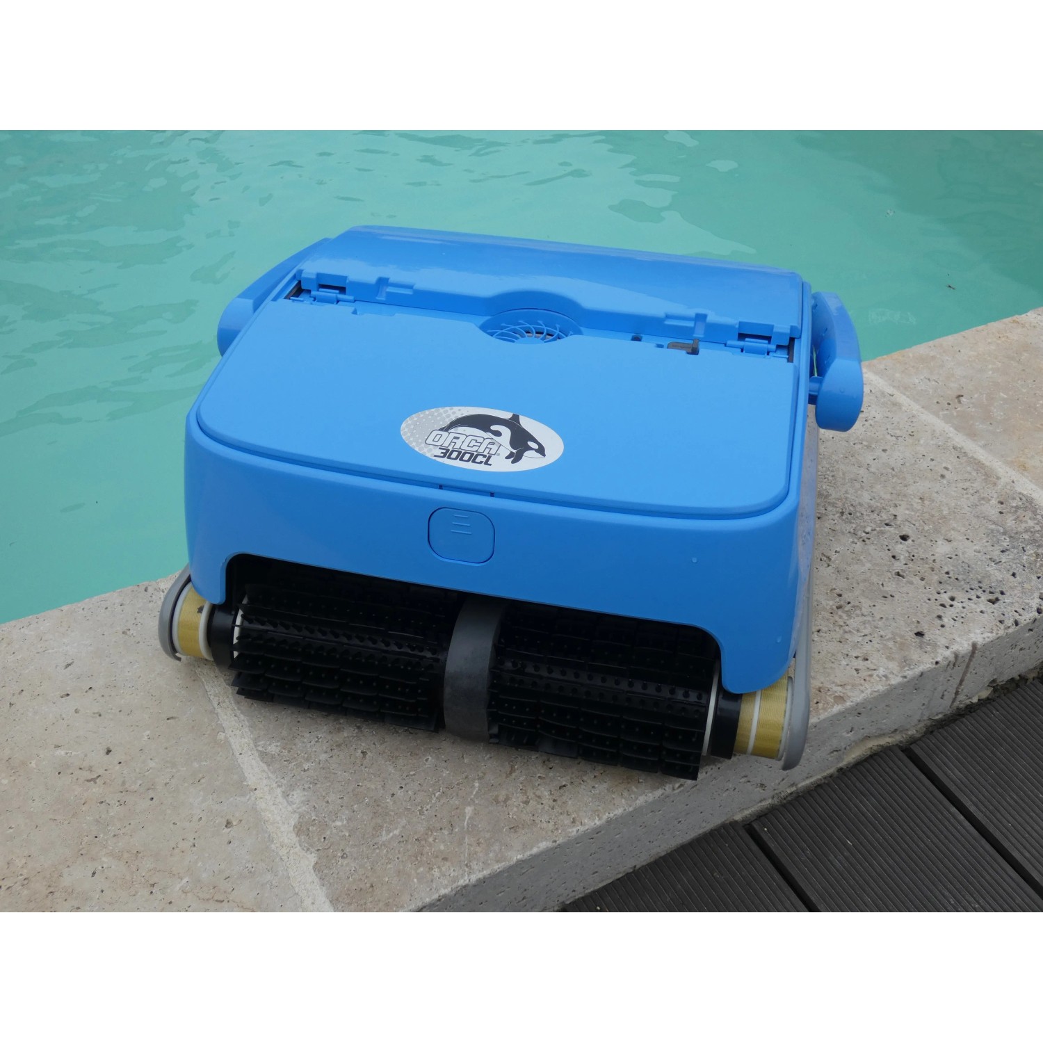 Blauer Akku-Poolroboter Orca 300 CL für die Reinigung von Poolboden, -wand und Wasserlinie.