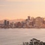 Komar Fototapete Vlies: San Francisco Skyline mit Brücke im Abendlicht.