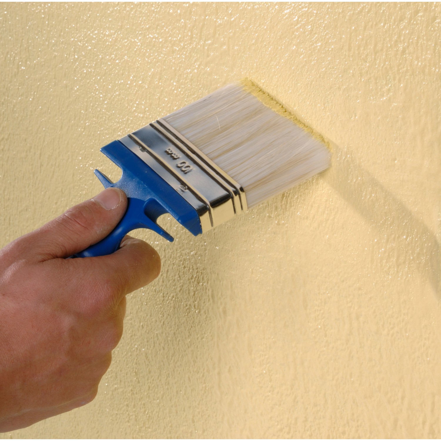 Auftragen von Knauf Easy Putz Fein (1mm) mit einem Pinsel auf eine Wand.