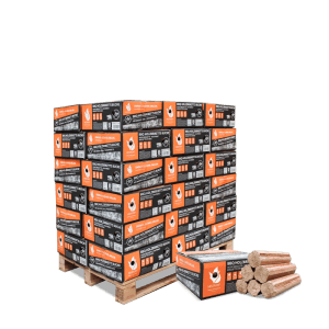 Heizfuxx BBQ Buchenholzbriketts: 18 Gebinde auf Palette, daneben zylindrische Briketts. Ideal für Grill & Kamin.