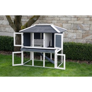 Grau-weißer Kleintierstall Villa (118x118x68cm) mit Freilaufgehege und Rampe im Garten.