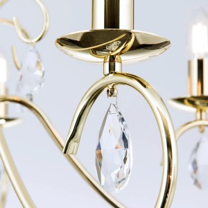 Detailaufnahme: Goldener Kristall Kronleuchter Alessia mit funkelnden Kristallanhängern.