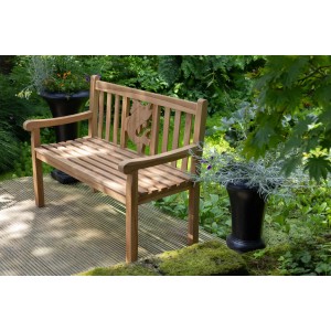 Gartenbank aus Teakholz mit Fischmotiv, 120 cm breit, im Garten.