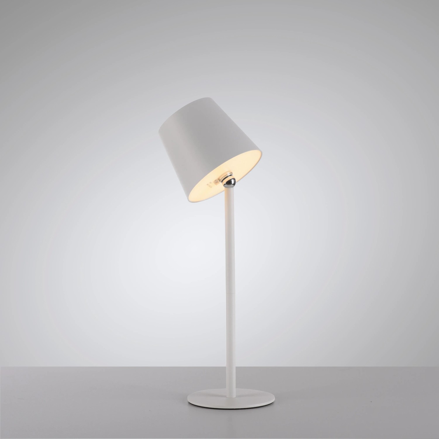 Weiße Just Light Akku-LED-Tischleuchte Boteria, Ø 11 cm, 37 cm hoch. Dekoleuchte für den Außenbereich.