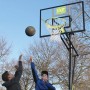 EXIT Galaxy Basketballkorb zur Bodenmontage, grün/schwarz, mit spielenden Kindern.