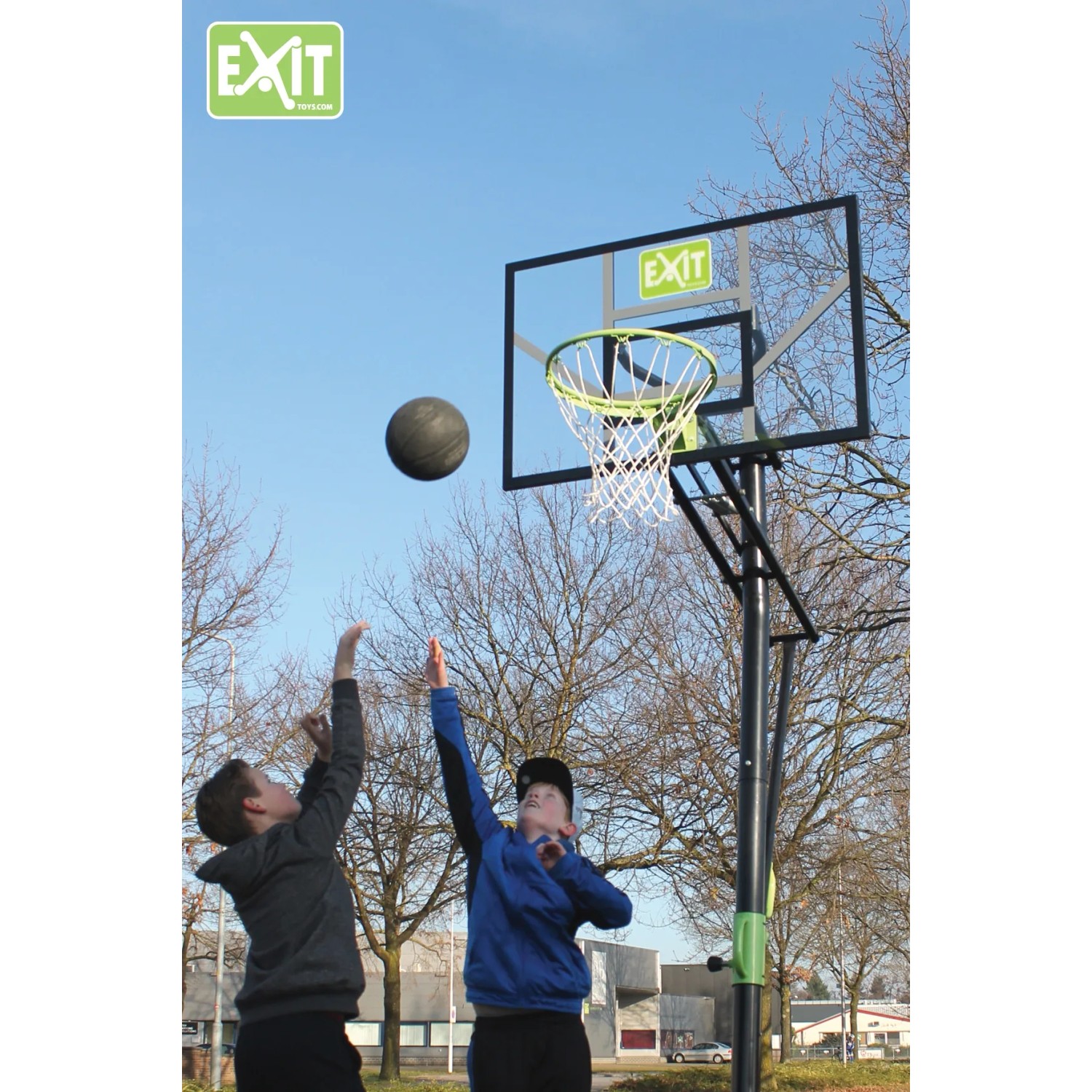EXIT Galaxy Basketballkorb zur Bodenmontage, grün/schwarz, mit spielenden Kindern.