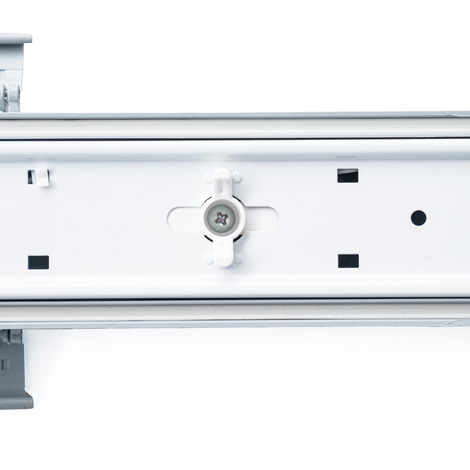 Detailaufnahme: Graue LED-Feuchtraumleuchte (60 cm) mit Leuchtenklemme.