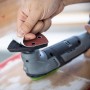 LUX Akku-Multi-Tool beim Anbringen von Schleifpapier. Vielseitiges Werkzeug für Heimwerker.