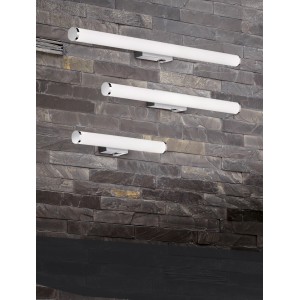 Drei Trio Mattimo LED-Bad-Wandleuchten in Chrom an einer Steinwand.