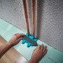 Wolfcraft Einpass-Set für Laminat und Designboden im Einsatz zum Anzeichnen von Rohren.