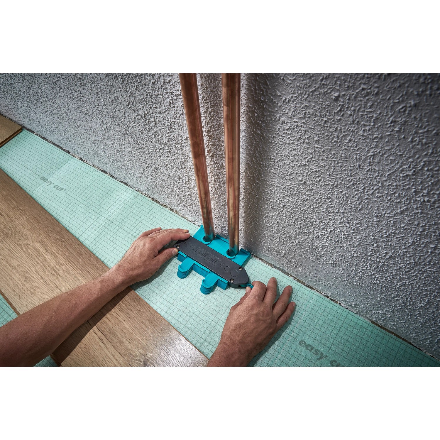 Wolfcraft Einpass-Set für Laminat und Designboden im Einsatz zum Anzeichnen von Rohren.