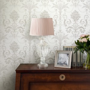 Laura Ashley Vliestapete Josette in Taubengrau & Weiß mit elegantem Damastmuster.