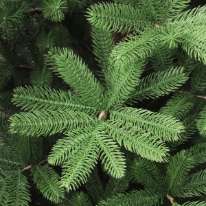 Detailaufnahme: Grüne Zweige der Kunsttanne Dalbyn XL, Indoor Weihnachtsbaum.