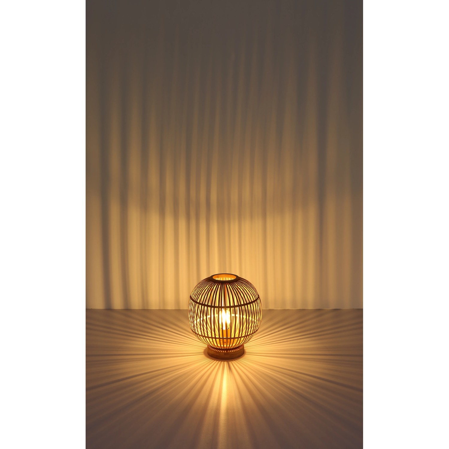 Globo Tischlampe Hildegard aus Bambus, runde Form, warmes Licht für Wohnraum oder Schlafzimmer.