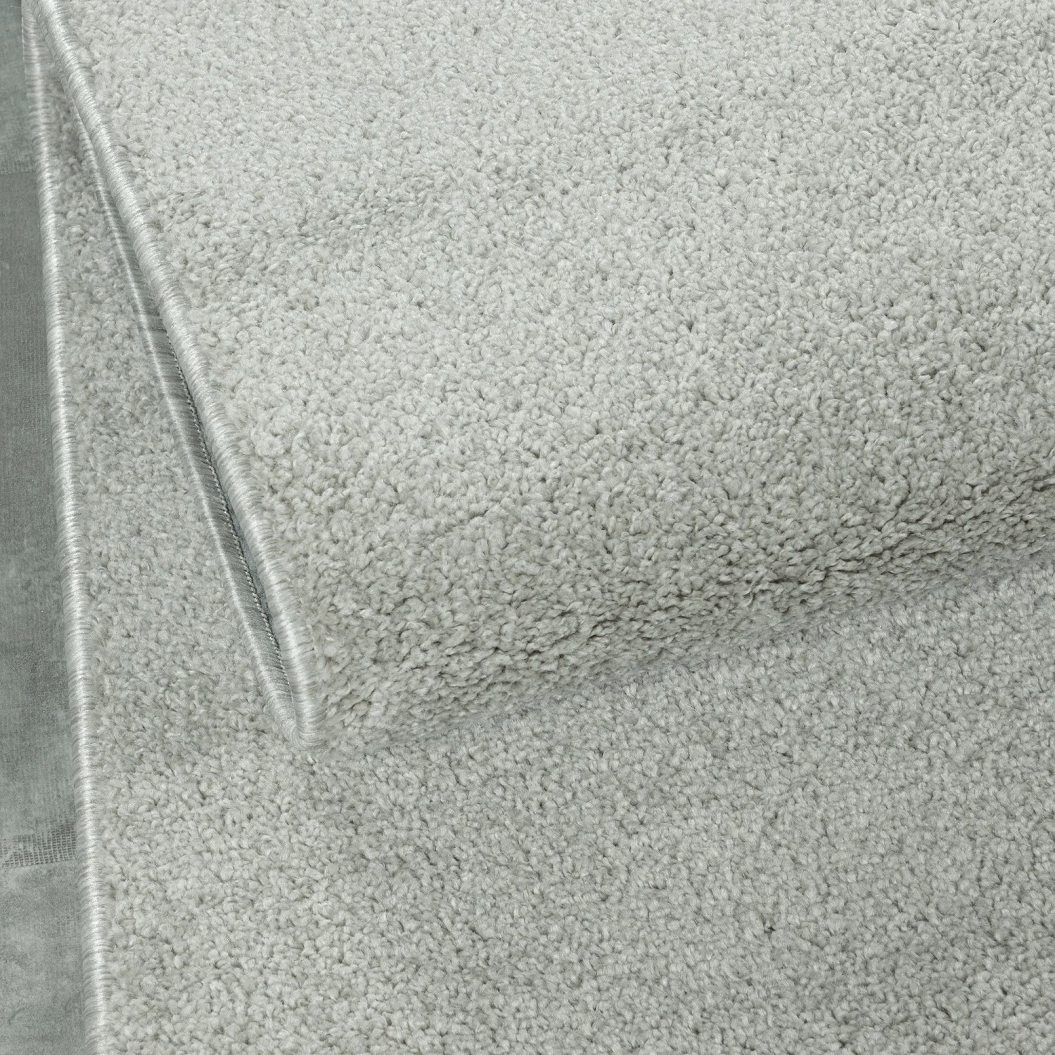 Nahaufnahme des creme-farbenen Ayyildiz Kurzflorteppich Ata 7000, 60x100 cm. Weiche Textur.