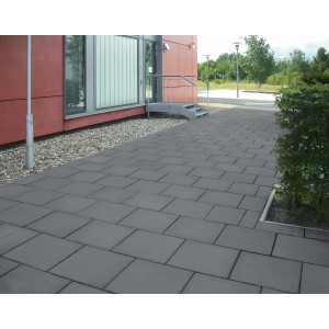 Verlegte Diephaus Gehwegplatten Anthrazit 30x30 cm im Außenbereich.