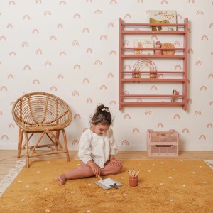 Kinderzimmer mit Little Dutch Vliestapete Little Rainbow White, Regal, Teppich und Kind.