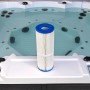 Home Deluxe Poolfilter-Kartusche Beach (Ø 12 cm) vor Pool. Filter für sauberes Poolwasser.