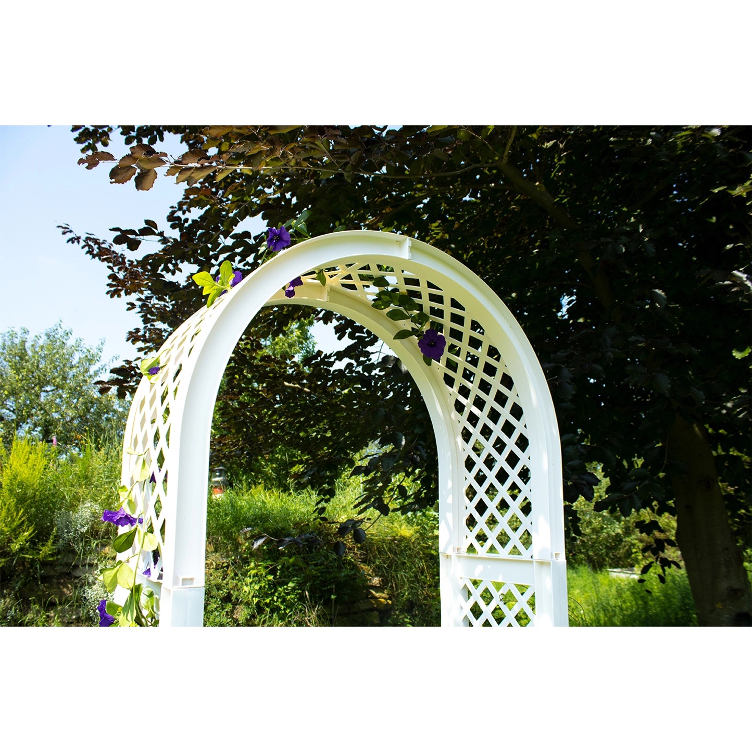 Weiße KHW Gartenbank Brüssel mit Rundbogen und Pflanzkästen im Garten.