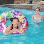 Mädchen mit Bestway Schwimmring Summer Swirl im Pool, Ø 80 cm, Mandala-Design.