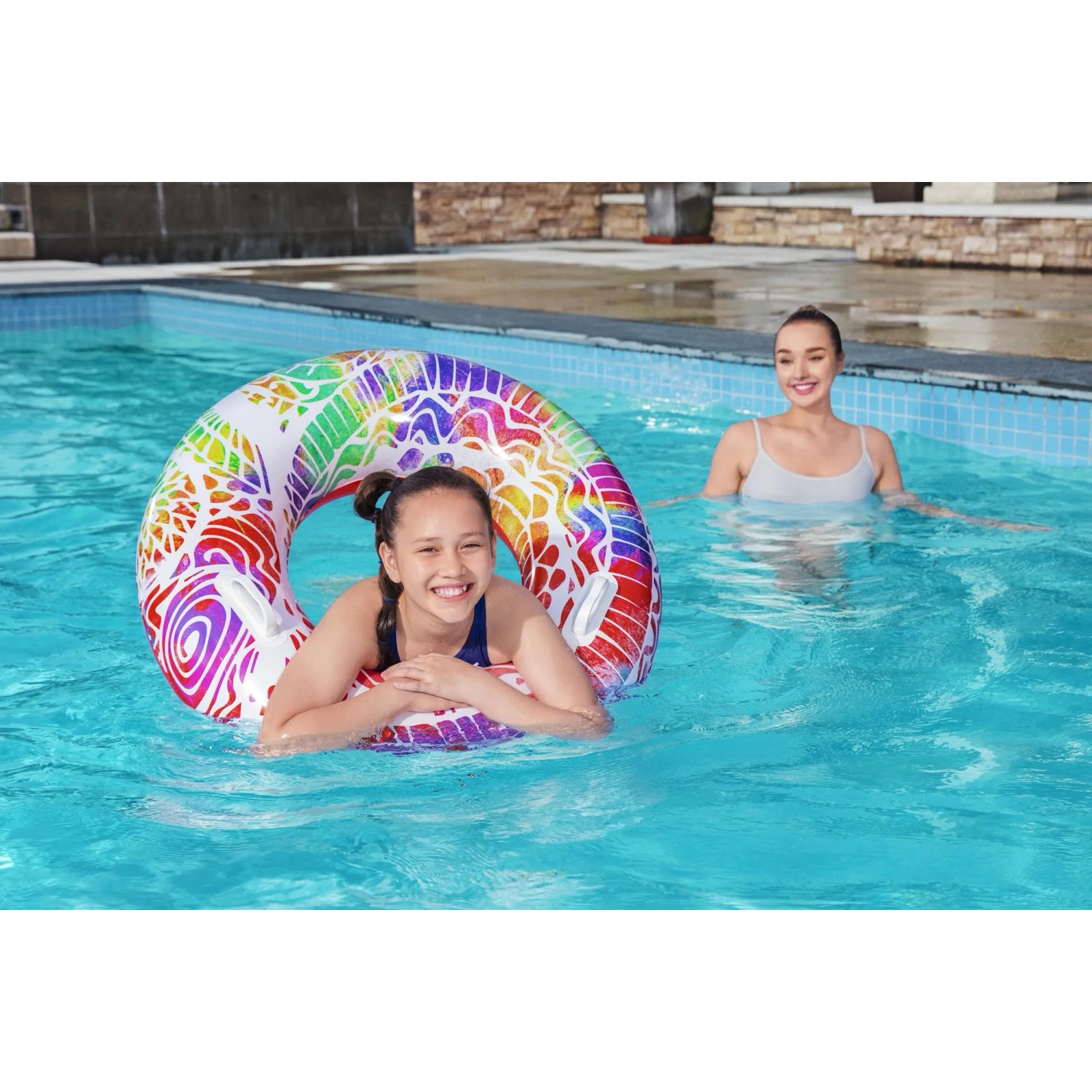Mädchen mit Bestway Schwimmring Summer Swirl im Pool, Ø 80 cm, Mandala-Design.
