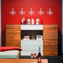 Wohnraum mit roter Wand, dekoriert mit Marabu Edelmatt Edelweiß Wandfarbe und Möbeln.