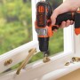 Black+Decker Multievo Akku-Multifunktionswerkzeug beim Schrauben an einem Fenster.