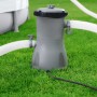 Bestway 800 gal Pool Filterpumpe auf Rasen mit Pool im Hintergrund.