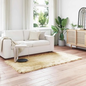 Cremefarbener Kunstfell Teppich (100x200cm) im Wohnzimmer.