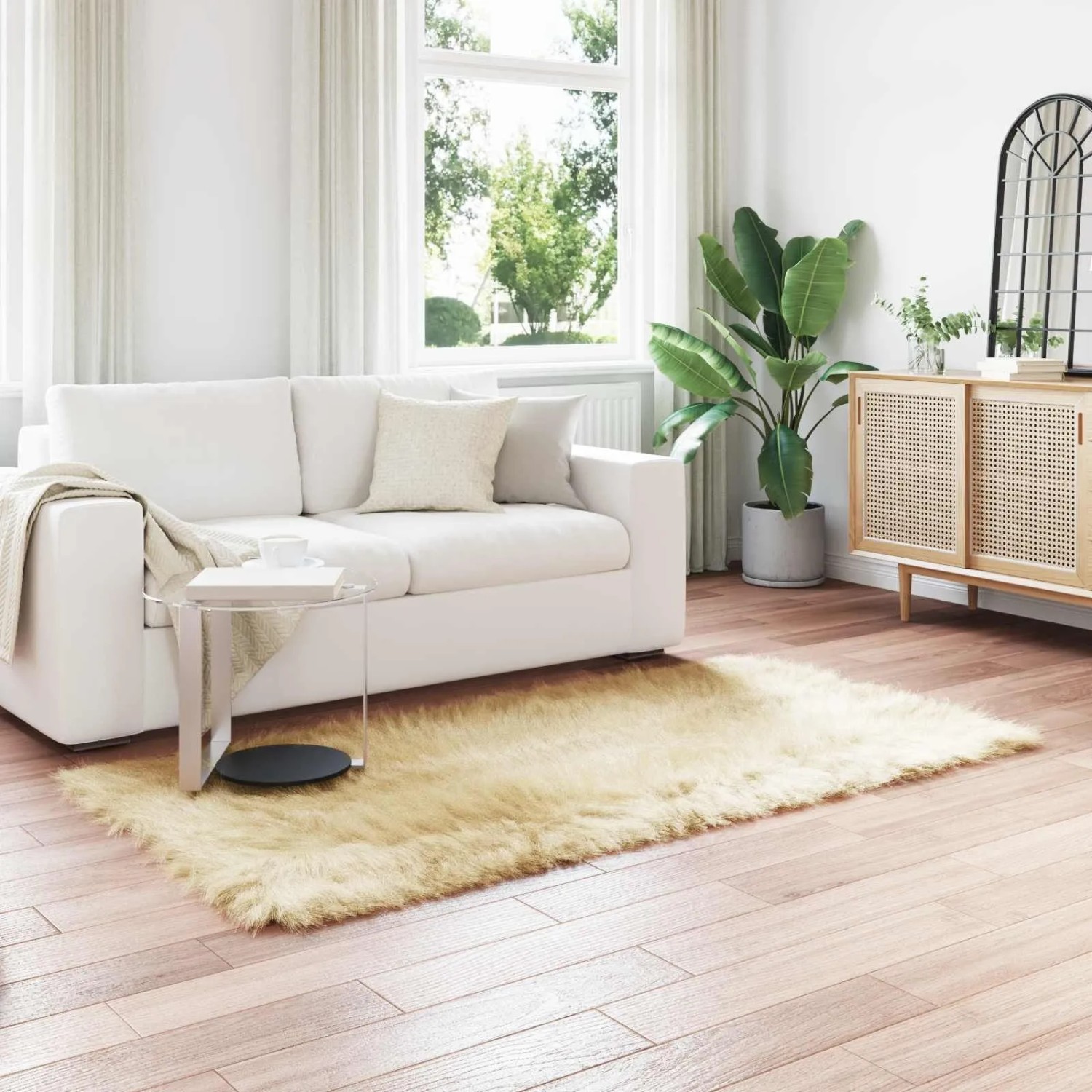 Cremefarbener Kunstfell Teppich (100x200cm) im Wohnzimmer.