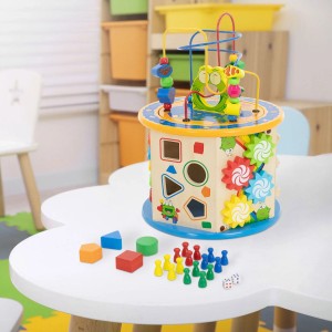 Joyz Motorikwürfel 8in1 aus Holz mit Spielbrett, Figuren und Würfeln auf einem Tisch.