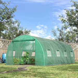 Grünes begehbares Foliengewächshaus mit Rolltür und Fenstern im Garten. Ideal für den Pflanzen- und Gemüseanbau.