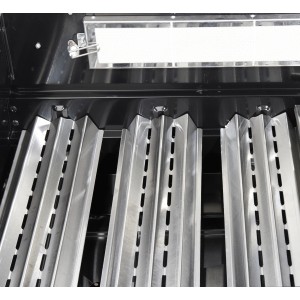 Detailaufnahme: Innenraum des El Fuego Gasgrills Concord mit Brennern und Infrarotbrenner.