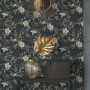 Vliestapete mit Blumen- und Dschungelmotiv in Braun und Grau. Dekorative Tapete mit leichter Struktur.
