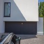Moderne Lutec LED-Außenwandleuchte Cuba in Anthrazit an Hauswand montiert.