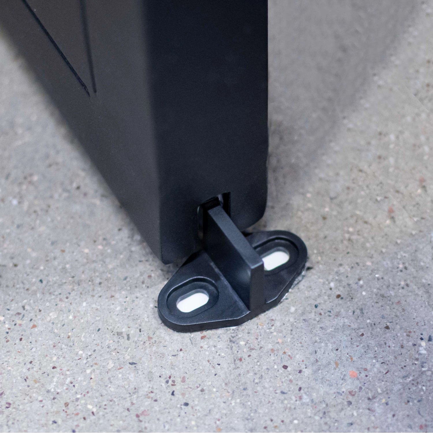 Detailaufnahme Bodenführung der schwarzen inova Loft Glasschiebetür aus Stahl.