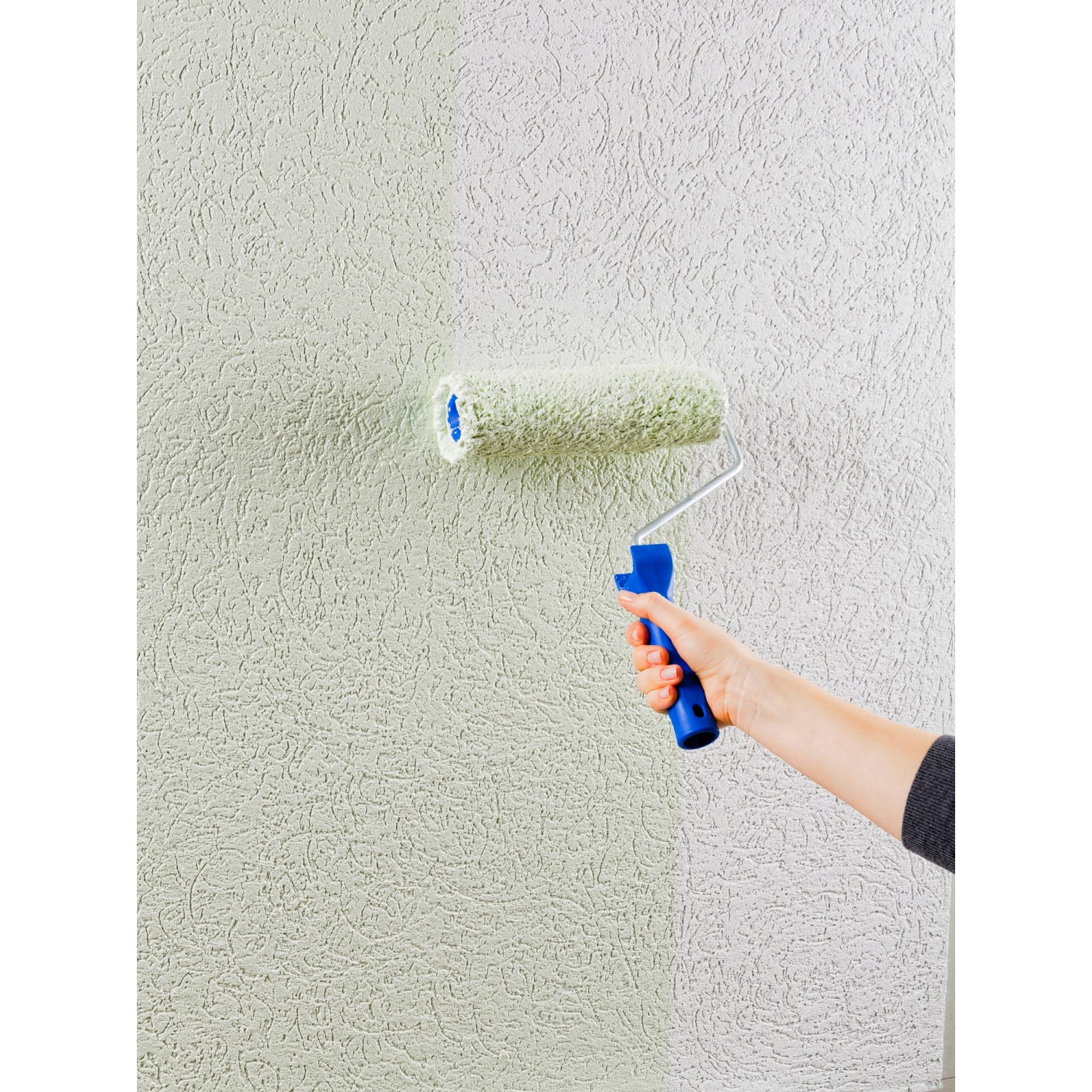Wand streichen mit Knauf Compact Color Mokka. Farbiger Putz für Innen & Außen.