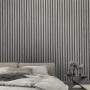Graue Marburg Vliestapete Botanica 2 mit Holzoptik und vertikalen Streifen im Schlafzimmer.