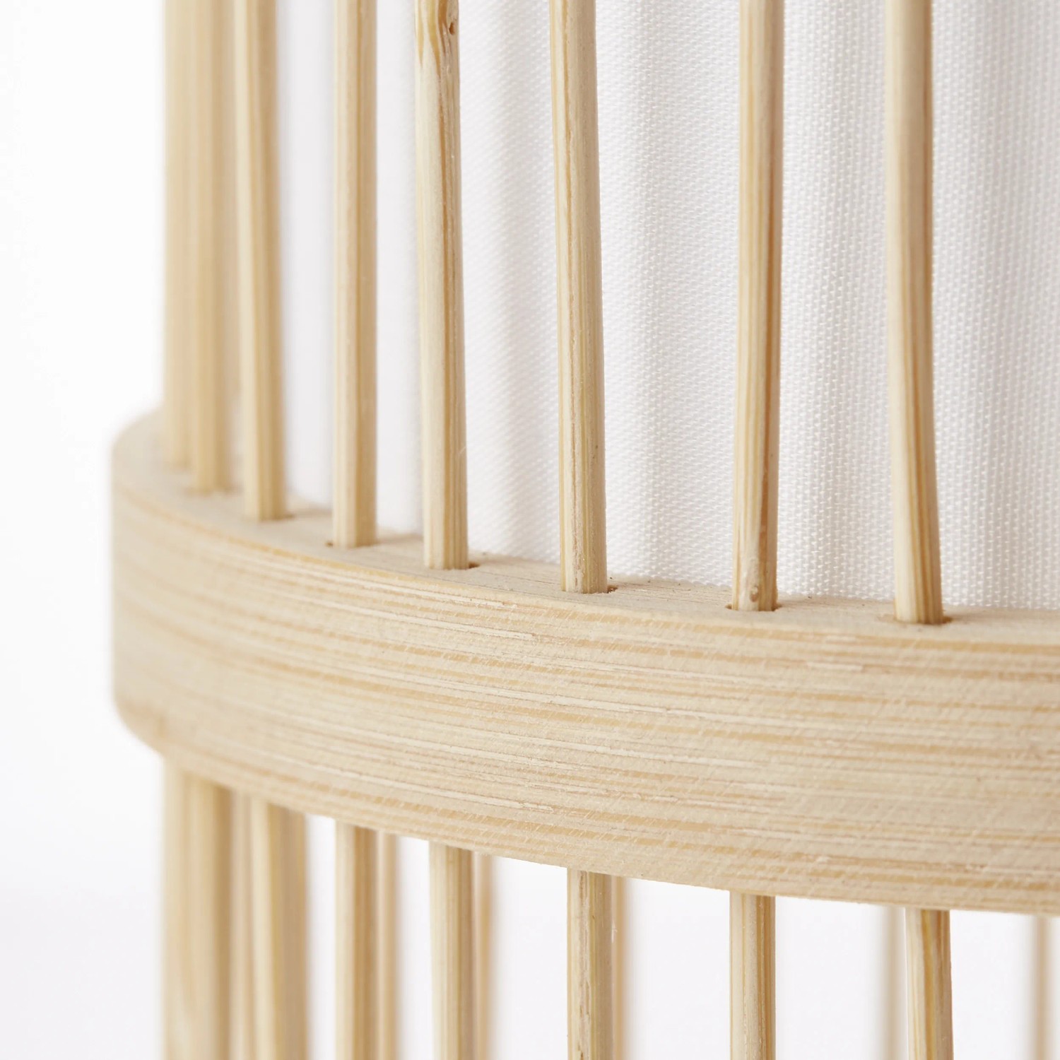 Detailaufnahme: Tischleuchte Nori aus Bambus und weißem Textil, Design-Tischlampe für gemütliches Licht.